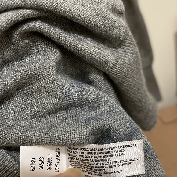 Gap gray v-neck sweater (sz m) - Picture 10 of 11
